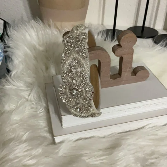 White Textured Hair Accessory - Picture 4 of 5